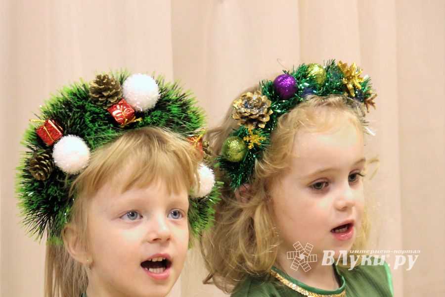 В детских садах Великих Лук проходят новогодние утренники (ФОТО)