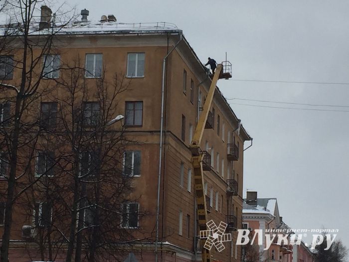 ФОТОФАКТ: В Великих Луках чистят снег