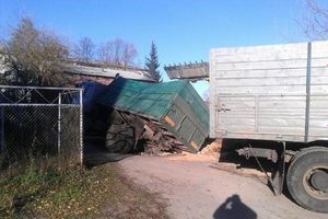 В Невеле грузовик провалился под землю (фото)