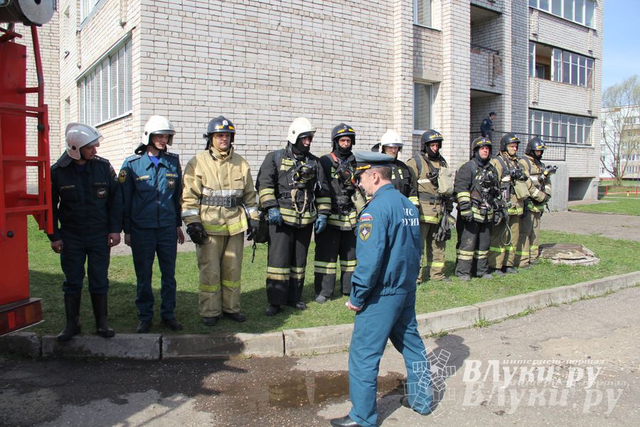 В Великих Луках прошли соревнования пожарных расчетов