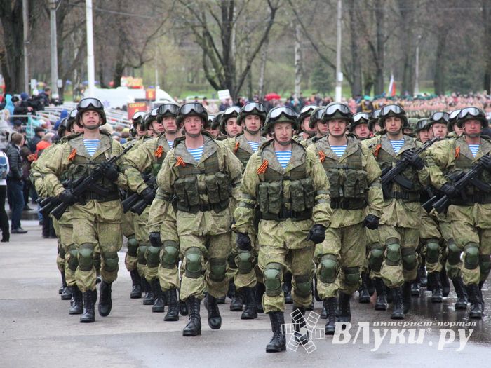 В Великих Луках прошел Парад Победы (ФОТО)