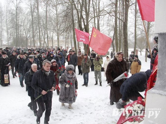 Великолучане возложили цветы на братском мемориальном захоронении (ФОТО)