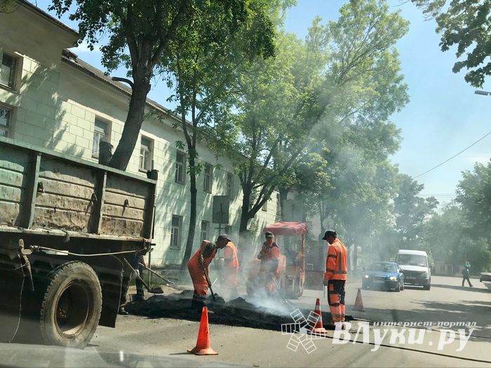 В Великих Луках проходит ямочный ремонт дорог (ФОТО)