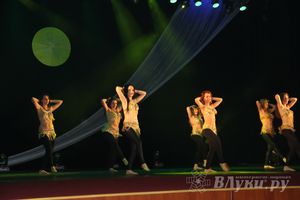 В ДК ЛК прошел музыкально-танцевальный спектакль «Босиком по млечному пути» (фото)