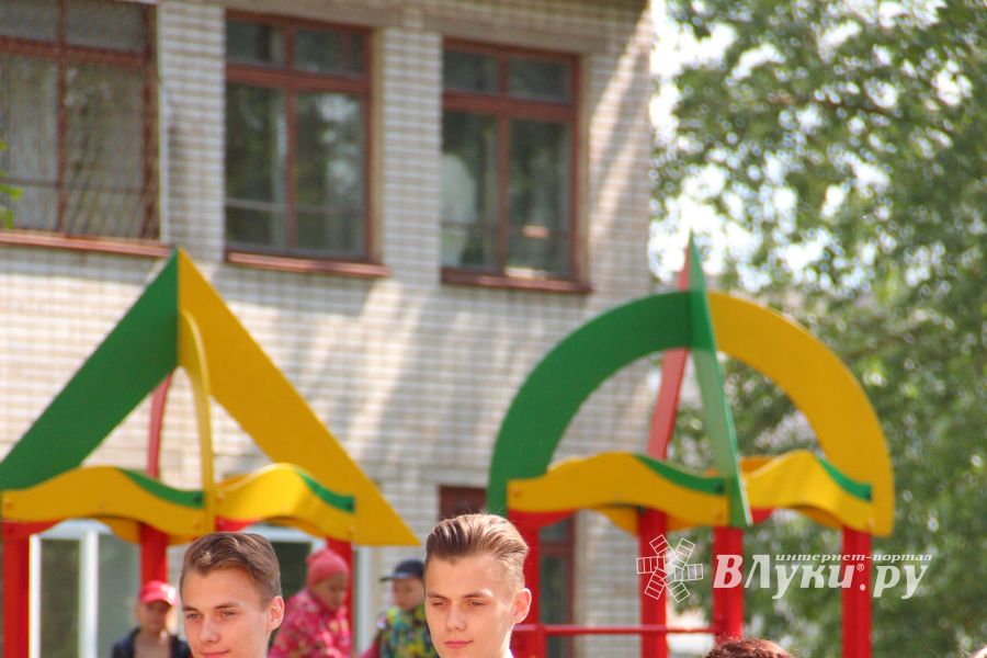 В Великих Луках прозвенели «последние» звонки (ФОТО)