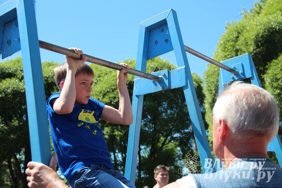 В Великих Луках состояли соревнования по подтягиванию на турнике (фото)