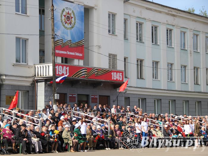 Парад Победы в Великих Луках (фото)