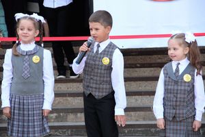 Самую многочисленную школу Великих Лук пополнили 116 первоклассников (ФОТО)