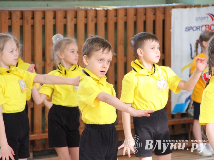 В Великих Луках проходят спортивные соревнования среди дошколят «Юные олимпионики» (ФОТО)