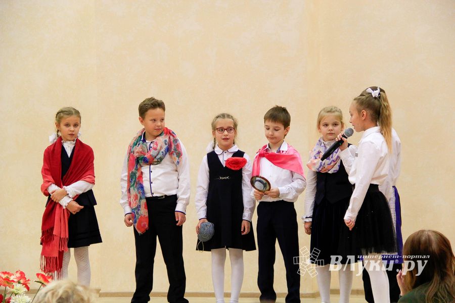 В Великих Луках поздравляют мам (ФОТО)