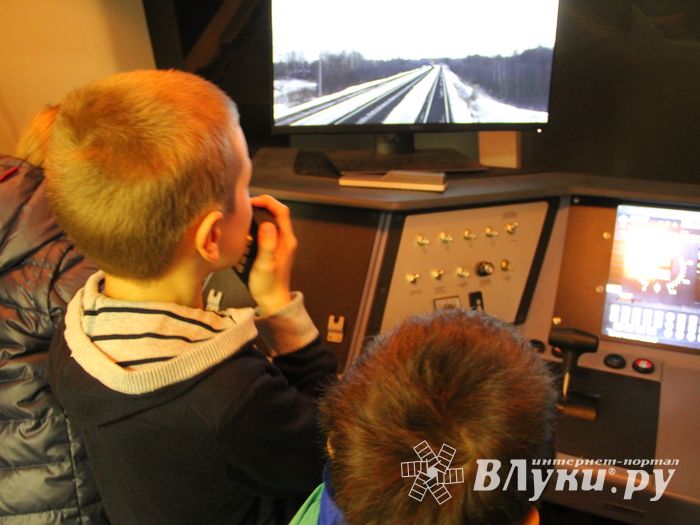 Великолукские школьники почувствовали себя машинистами (ФОТО)