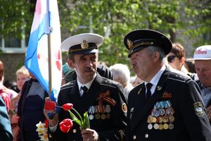 9 мая в Великих Луках. Шествие и салют