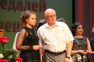 Великолукским выпускникам вручили медали «За особые успехи в учении» (ФОТО)