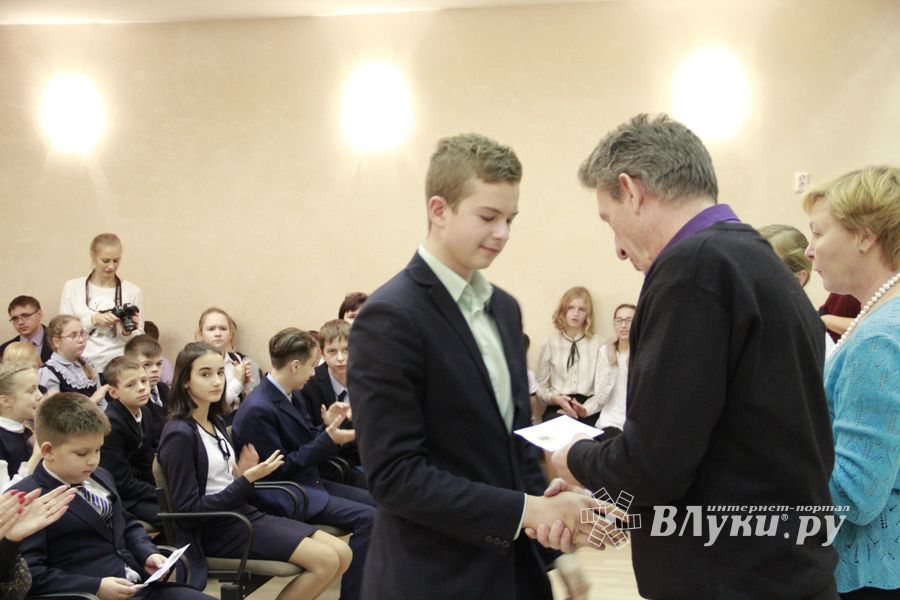 В великолукской школе № 13 чествовали лучших в спорте и учебе (ФОТО)