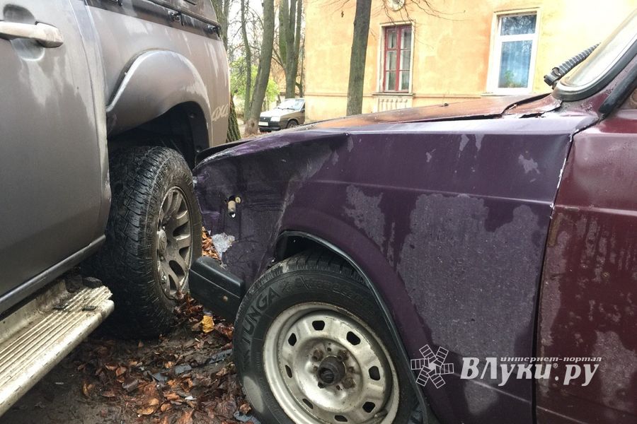 В Великих Луках, на ул. Заслонова, произошло ДТП с тремя автомобилями (ФОТО)