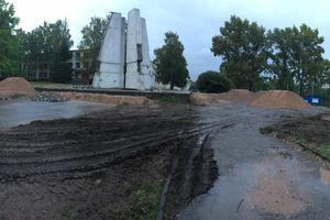 ​В Великих Луках реконструируют памятник в честь 800-летия города (фото)