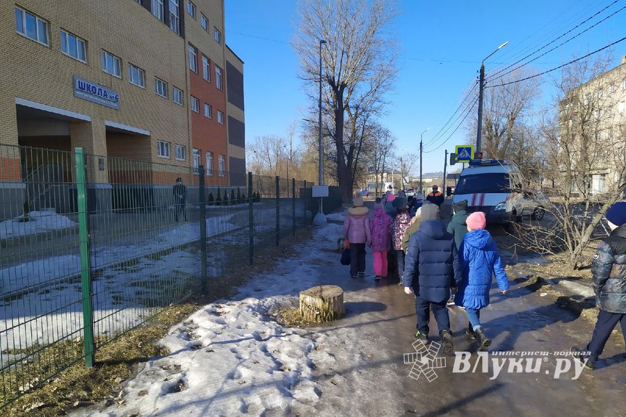 Учеников школы №6 в Великих Луках эвакуировали (ФОТО)