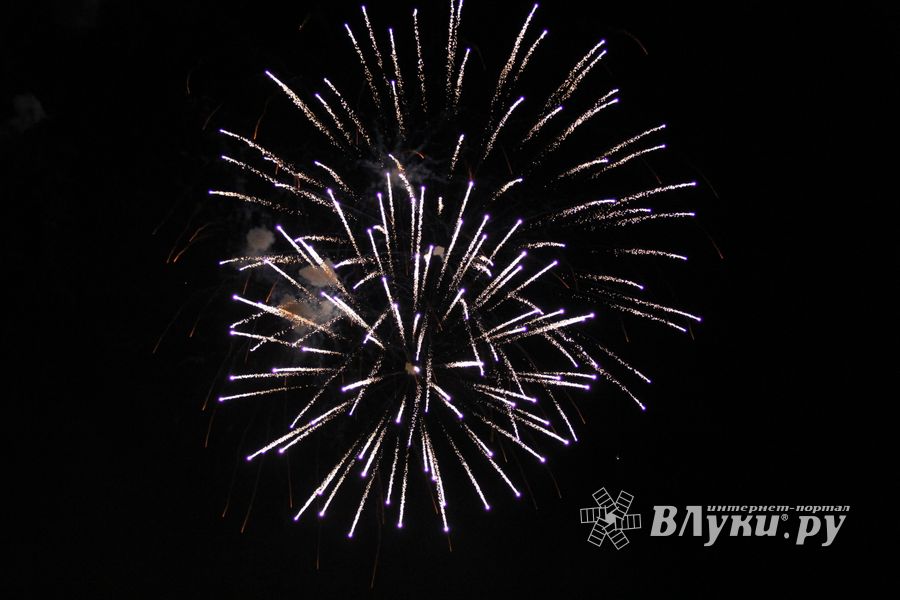 9 мая в Великих Луках. Шествие и салют