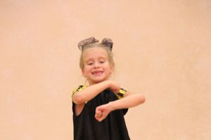 В Великих Луках ученики школы №13 поздравили своих педагогов (ФОТО)