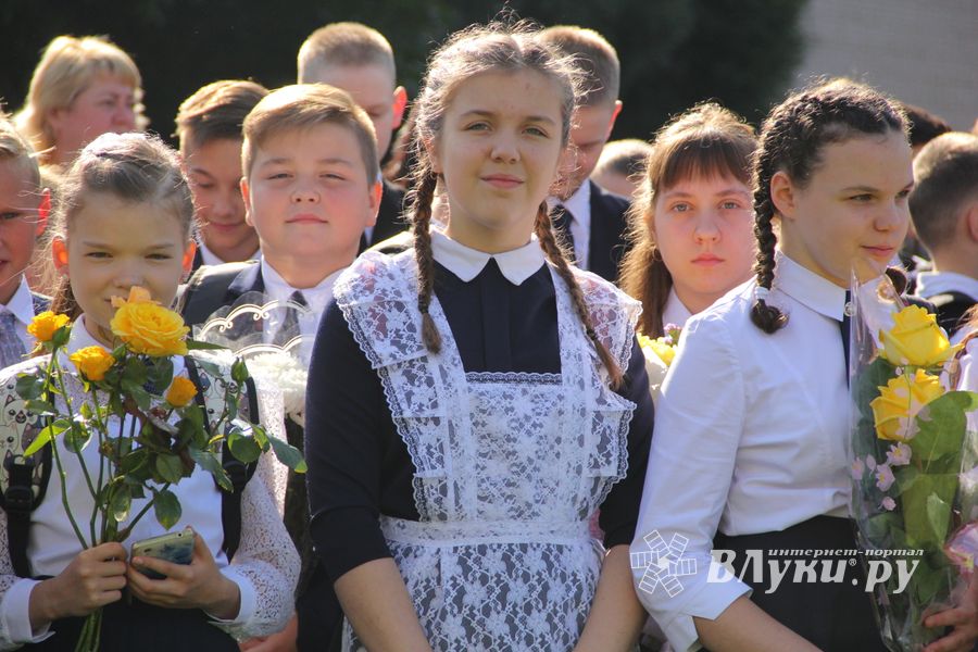 В Великих Луках торжественно встретили День знаний (ФОТО)