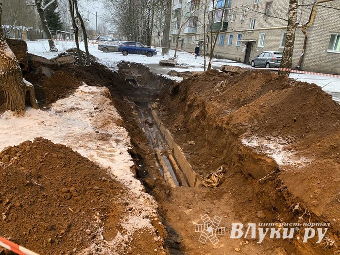 В Великих Луках восстанавливают теплоснабжение на улице Зенцовской (ФОТО)