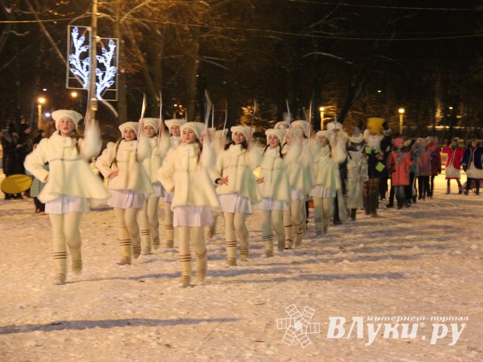В Великих Луках зажглась новогодная ёлка (ФОТО)