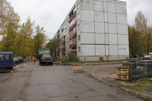 Во дворе дома на ул. Гоголя дорожники взяли в руки клещи (ФОТО)