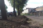 Фотофакт: В Великих Луках на проспекте Октябрьском перерыты газоны