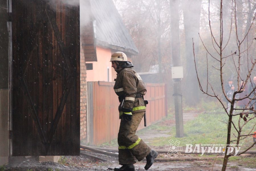 В Великих Луках на ул. Ползунова горит дом (ФОТО)