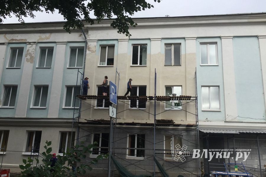 На ул. Некрасова в Великих Луках появился новый асфальт, на здании городской администрации — штукатурка (ФОТО)