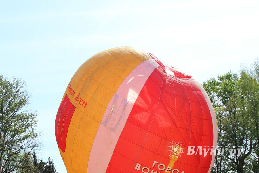 Шар, посвященный 850-летию города, поднялся над Великими Луками (ФОТО)