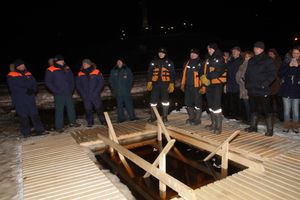 Великолучане с радостью совершили омовение в Крещенской купели (ФОТО)