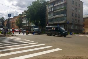 На перекрестке ул. К. Либнехта — просп. Октябрьский обновляют дорожную разметку (ФОТО)