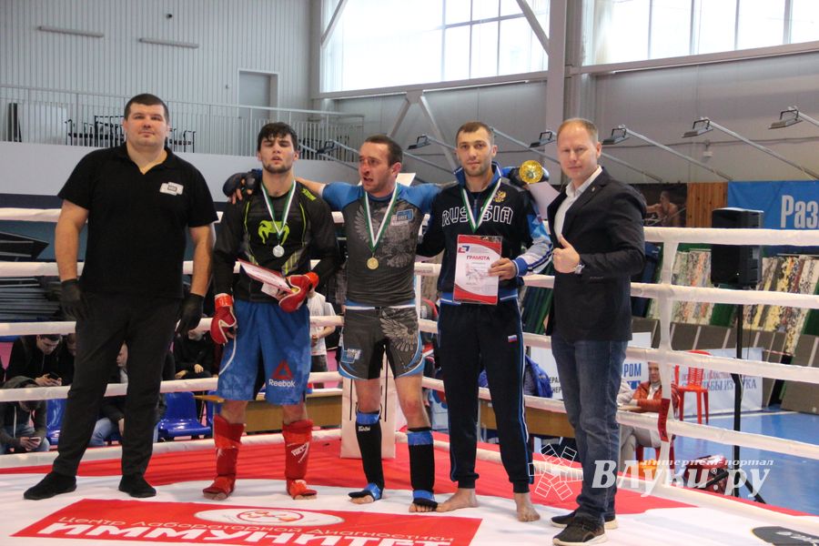 Открытый кубок по смешанному боевому единоборству ММА прошел в Великих Луках (ФОТО)