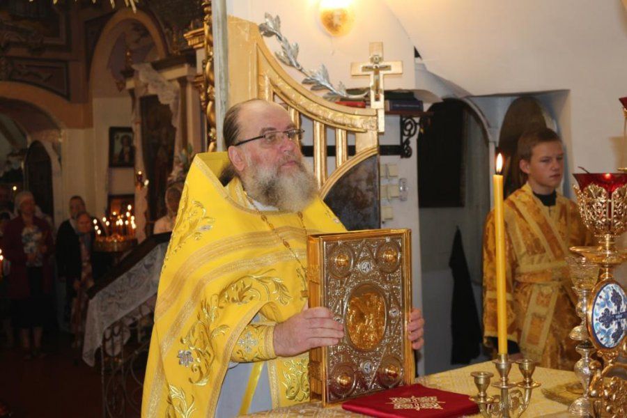 Епископ Сергий (Булатников) возглавил Божественную литургию в Казанском храме города Великие Луки (ФОТО)