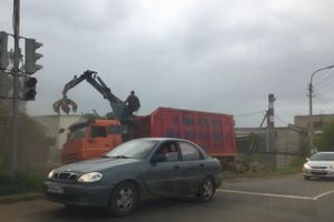 На улице Третьей Ударной Армии сносят дом (ФОТО)