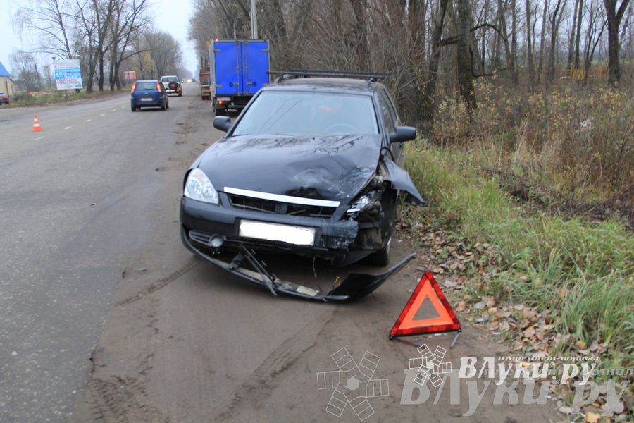 На Октябрьском проспекте в Великих Луках столкнулись «Мазда» и «Приора» (ФОТО)