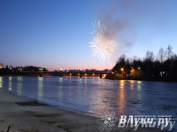 День защитника отечества в Великих Луках отметили памятным митингом и салютом