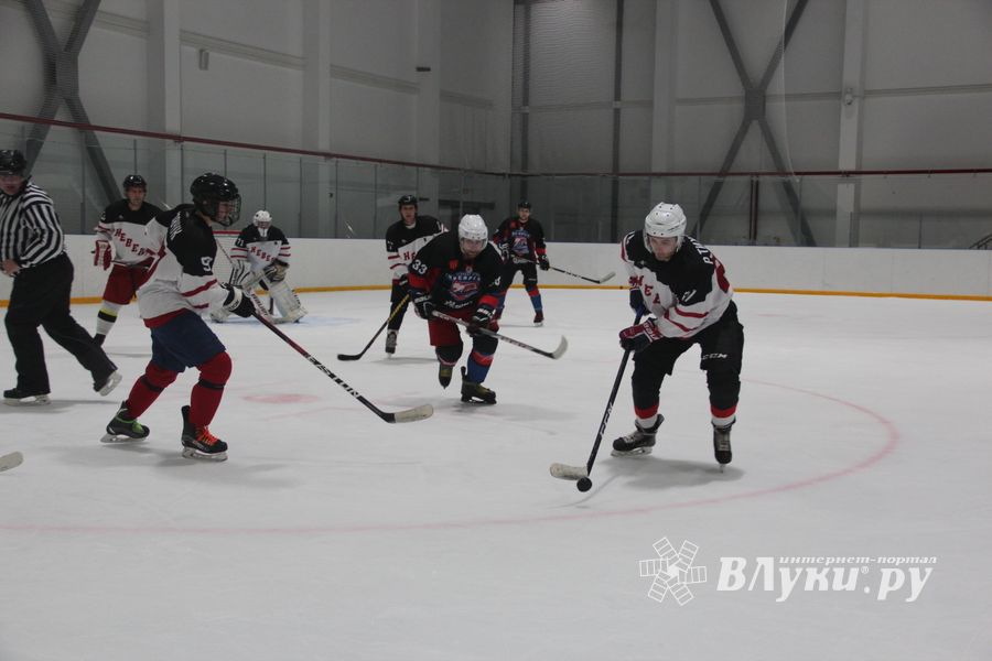Два зоккейных матча прошли в Великих Луках в рамках Чемпионата города (ФОТО)