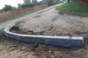 На ул. Дьяконова в Великих Луках продолжают устанавливать бордюрный камень (фото)