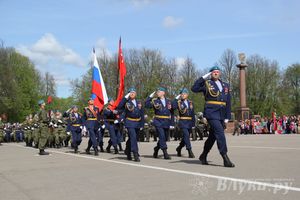Парад Победы в Великих Луках (фото)