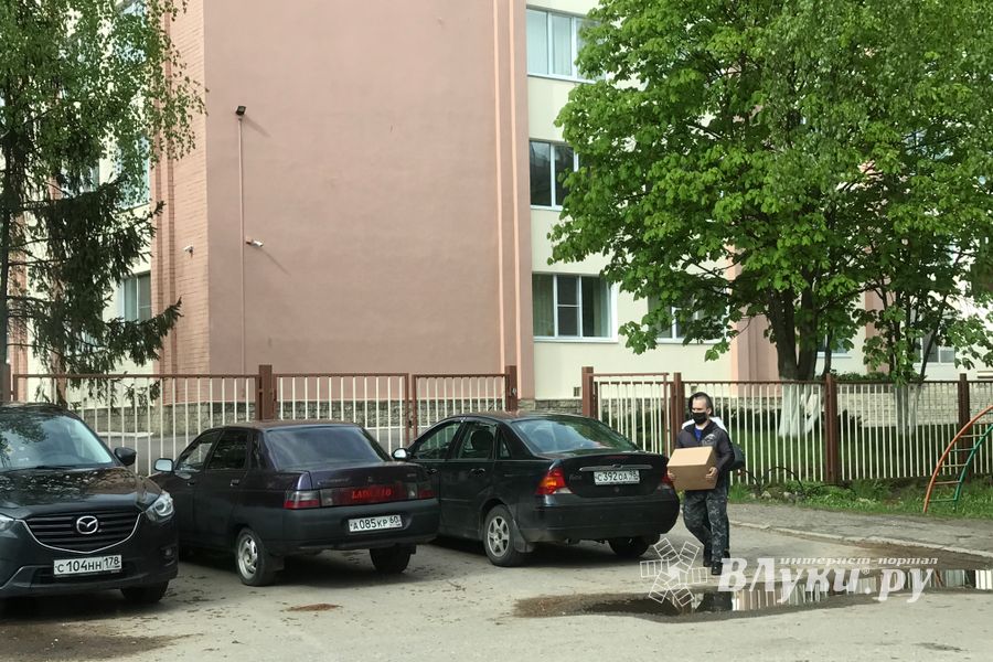 Великолукским школьникам стали раздавать продуктовые наборы (ФОТО)