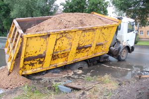 На проспекте Гагарина в Великих Луках провалился грузовик (ФОТО)