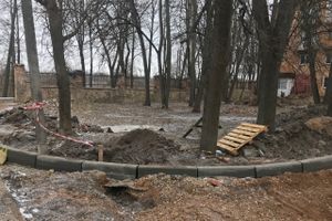 В Великих Луках приводят в порядок территорию Хирургического корпуса больницы (ФОТО)