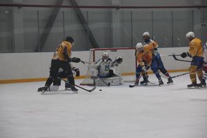 Две великолукские команды хоккеистов одержали победы в домашних матчах (ФОТО)