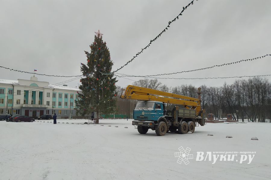 Главную новогоднюю ёлку в Великих Луках нарядили к праздникам (ФОТО)