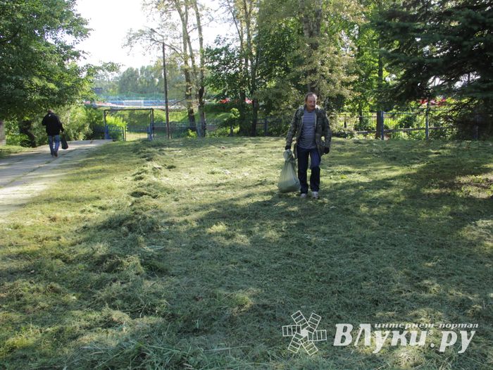 В Великих Луках убрали территорию у памятного знака рабочим ЛРЗ (ФОТО)