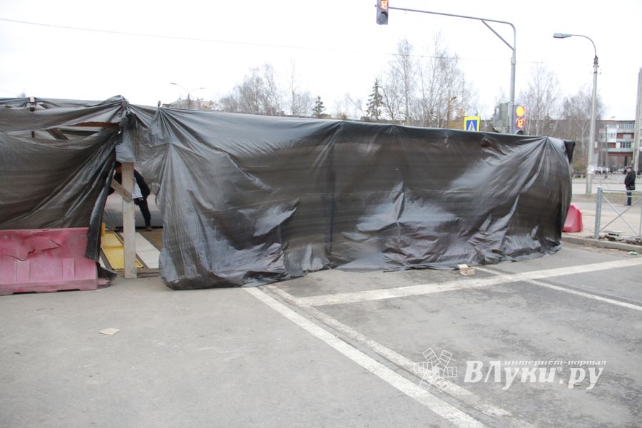 В районе великолукского путепровода появилась «непонятная» палатка (ФОТО)