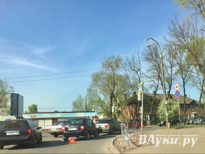 В Великих Луках на проспекте Гагарина произошло ДТП (ФОТО)