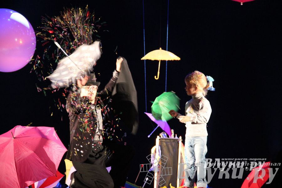 Шоу магических зонтиков и мыльных пузырей увидели юные великолучане